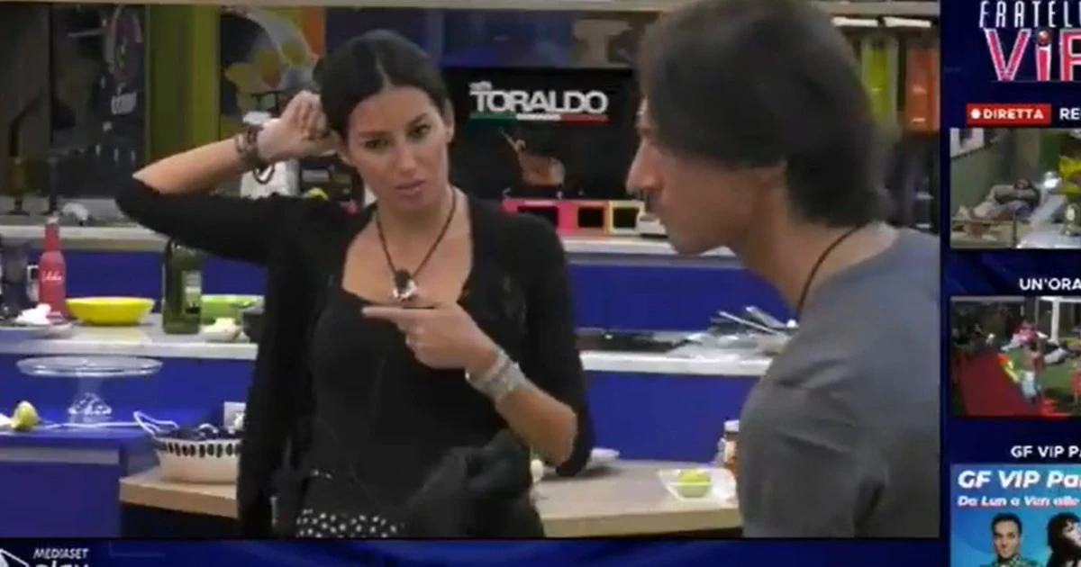 Grande Fratello Vip, "ma a letto...". Sfondone di Elisabetta Gregoraci, bassezza molto spinta sull'inquilino: cala il gelo