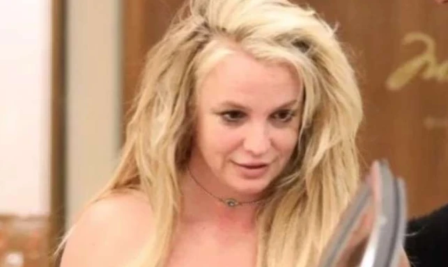 Britney Spears "forse non canterà mai più": internata, "i farmaci non fanno più effetto"