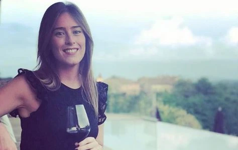 Maria Elena Boschi "fine di mondo": sul terrazzo in abitino da sera, gonna corta, pizzo e tacchi altissimi