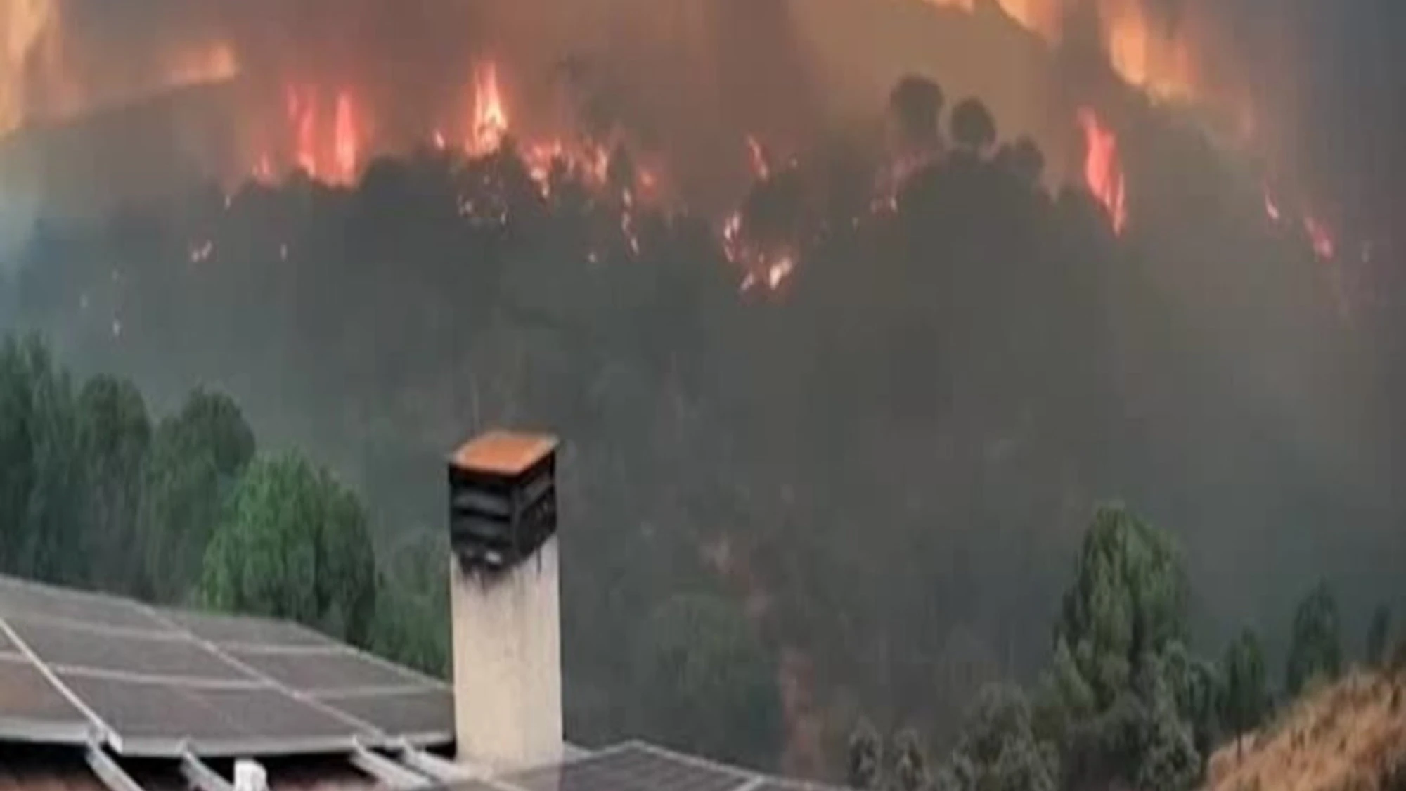 Spagna in fiamme: incendio boschivo ripreso dal tetto di una casa