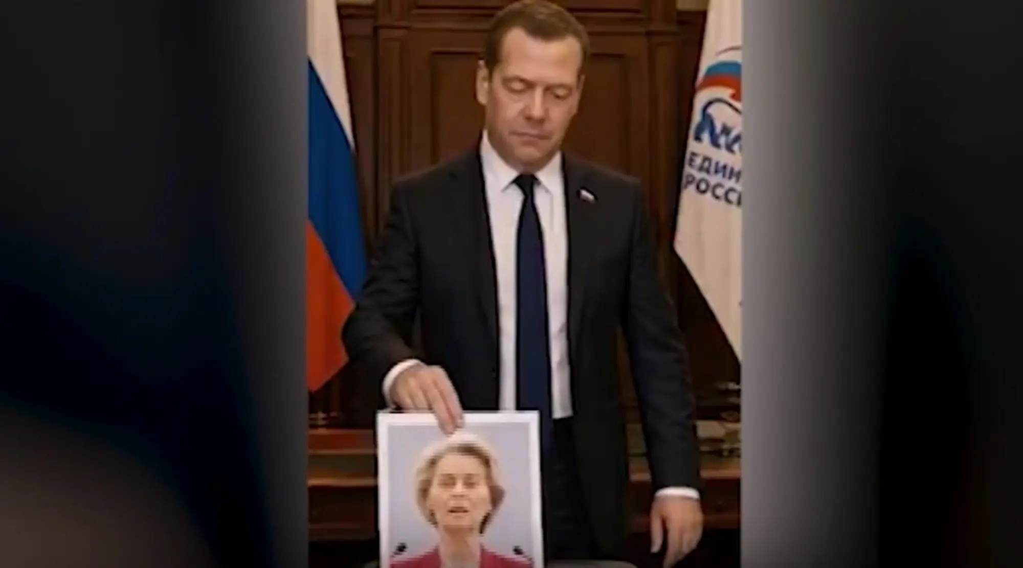 Medvedev, un violento delirio: tritura Von der Leyen, poi l'inno russo