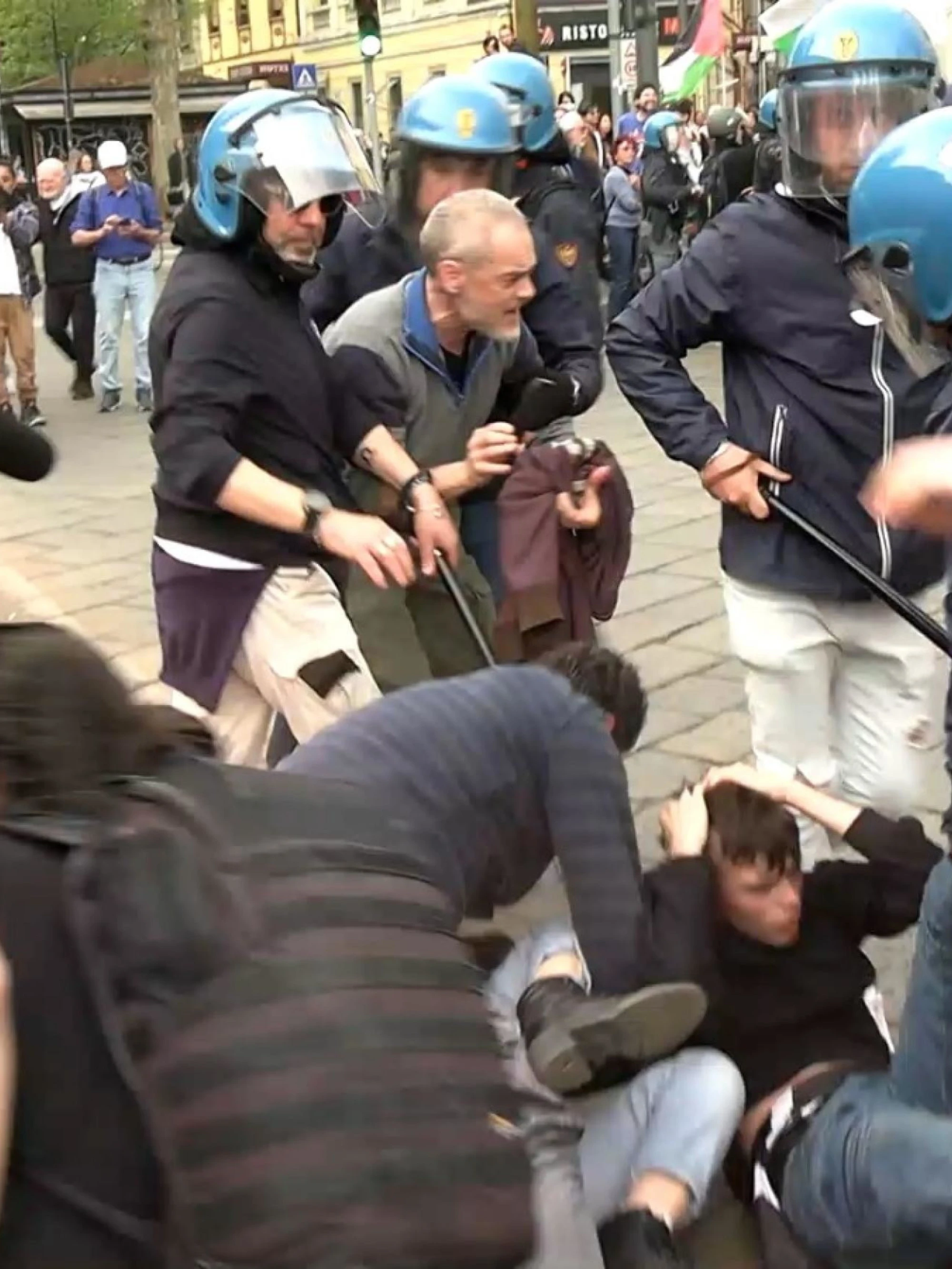 Chi sono i teppisti che hanno attaccato la polizia (e minacciato Meloni)