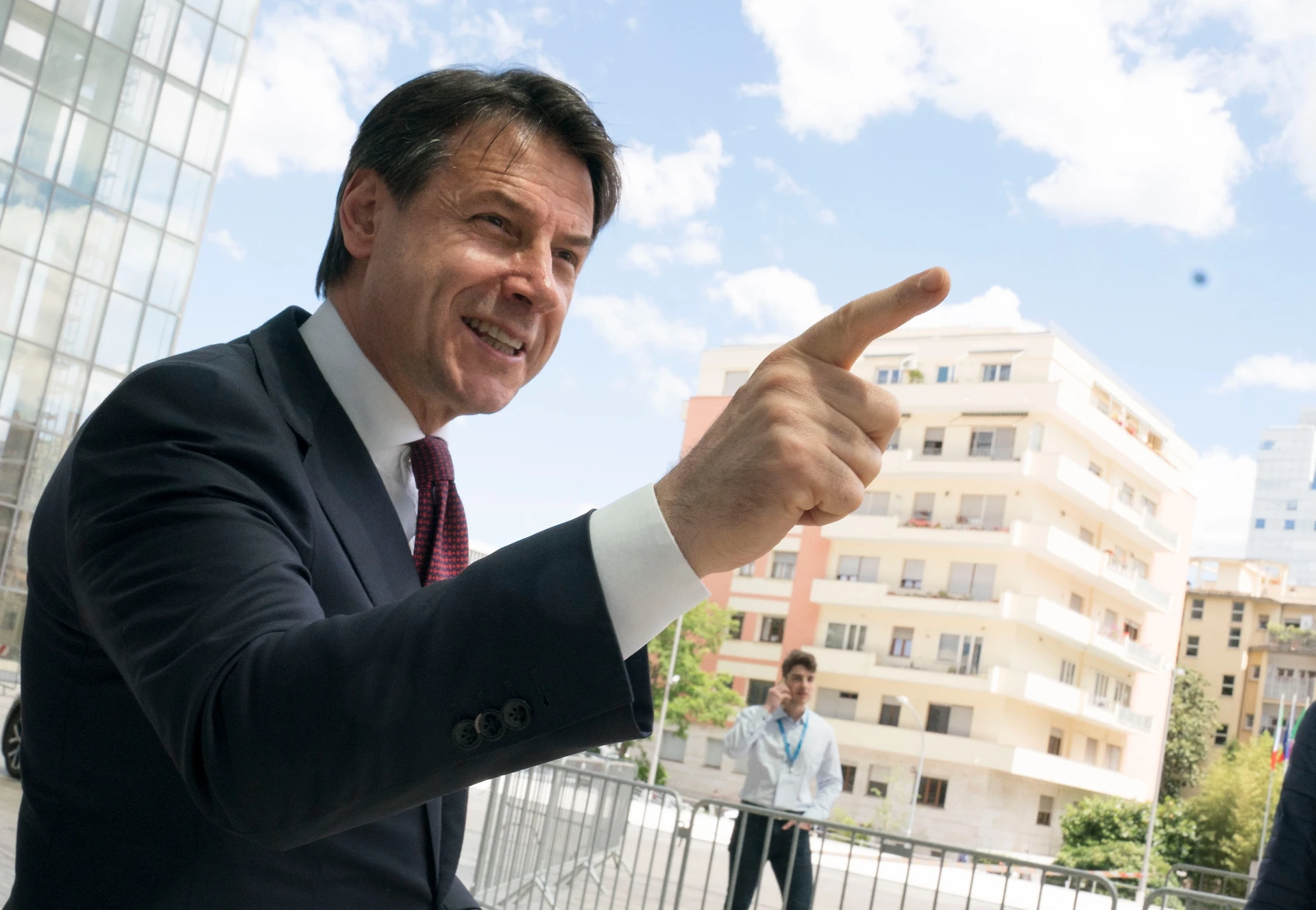 Giuseppe Conte, l'ultimo tentativo disperato per tenere in piedi il governo: rinvia il Cdm