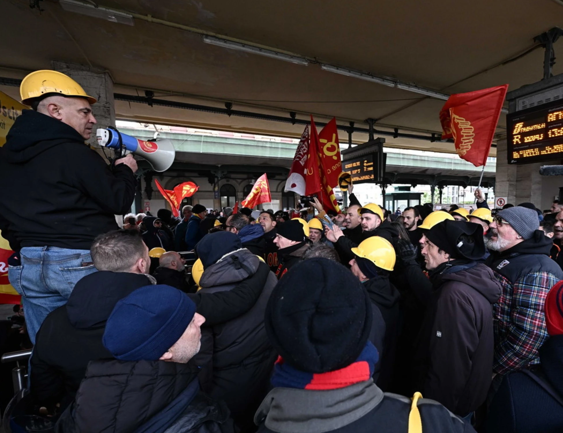 Giorgia Meloni, l'agghiacciante coro degli operai contro il premier: la sinistra che dice?