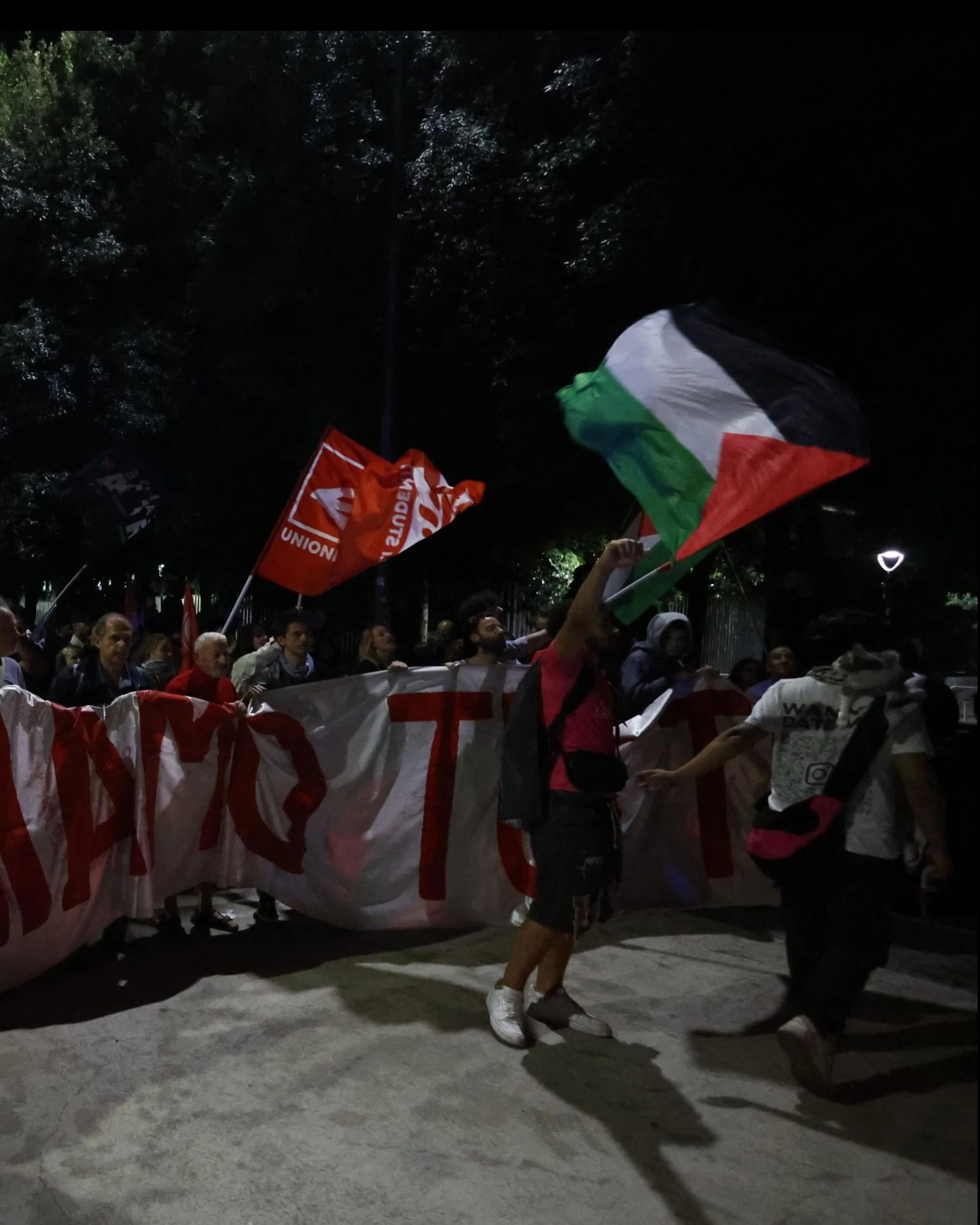 Flotilla, corteo a Roma: vernice rossa contro la polizia. Chi spunta in prima fila