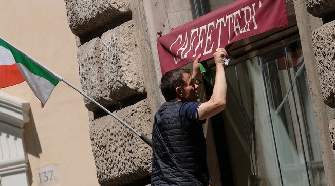 Omicron, "lockdown totale in Italia per gestire l'impatto della variante": prima drammatica conferma, l'ipotesi sui tempi