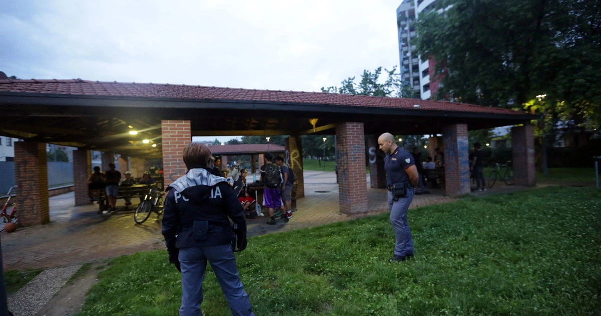 Calci, pugni e bastonate: a Milano torna l'incubo delle bande di ragazze picchiatrici