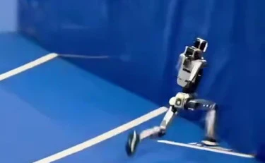 Robot umanoide corre troppo veloce, si schianta ed esplode