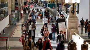 Coronavirus, dietrofront del governo sui treni: no al 100% dei posti a sedere, restano le distanze