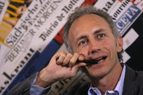 Travaglio smaschera i "volta&gabbana"Ecco i giornalisti saltati sul carro di Renzi