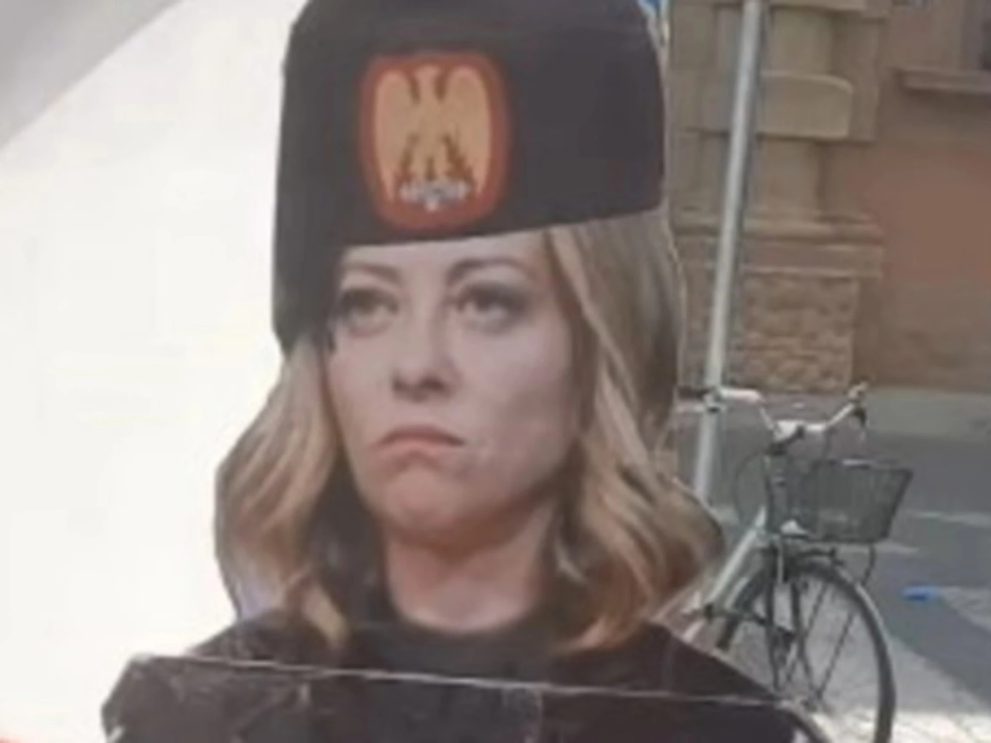 Giorgia Meloni Robocop col fez? La bassezza su Repubblica