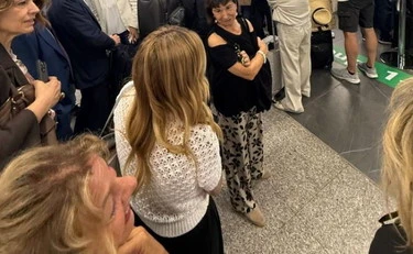Meloni e la foto in aeroporto prima di volare verso Bari per la festa di Fdi