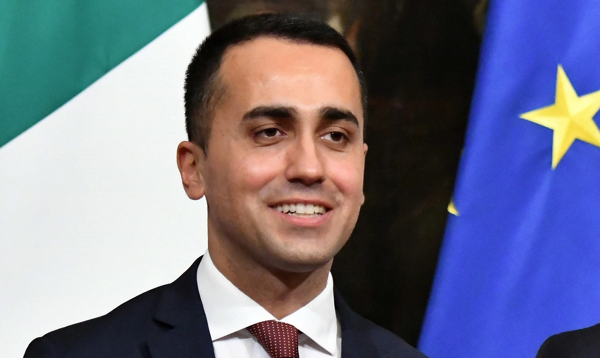 Reddito di cittadinanza, approvata la vergogna grillina: il cavillo che fa godere i fannulloni
