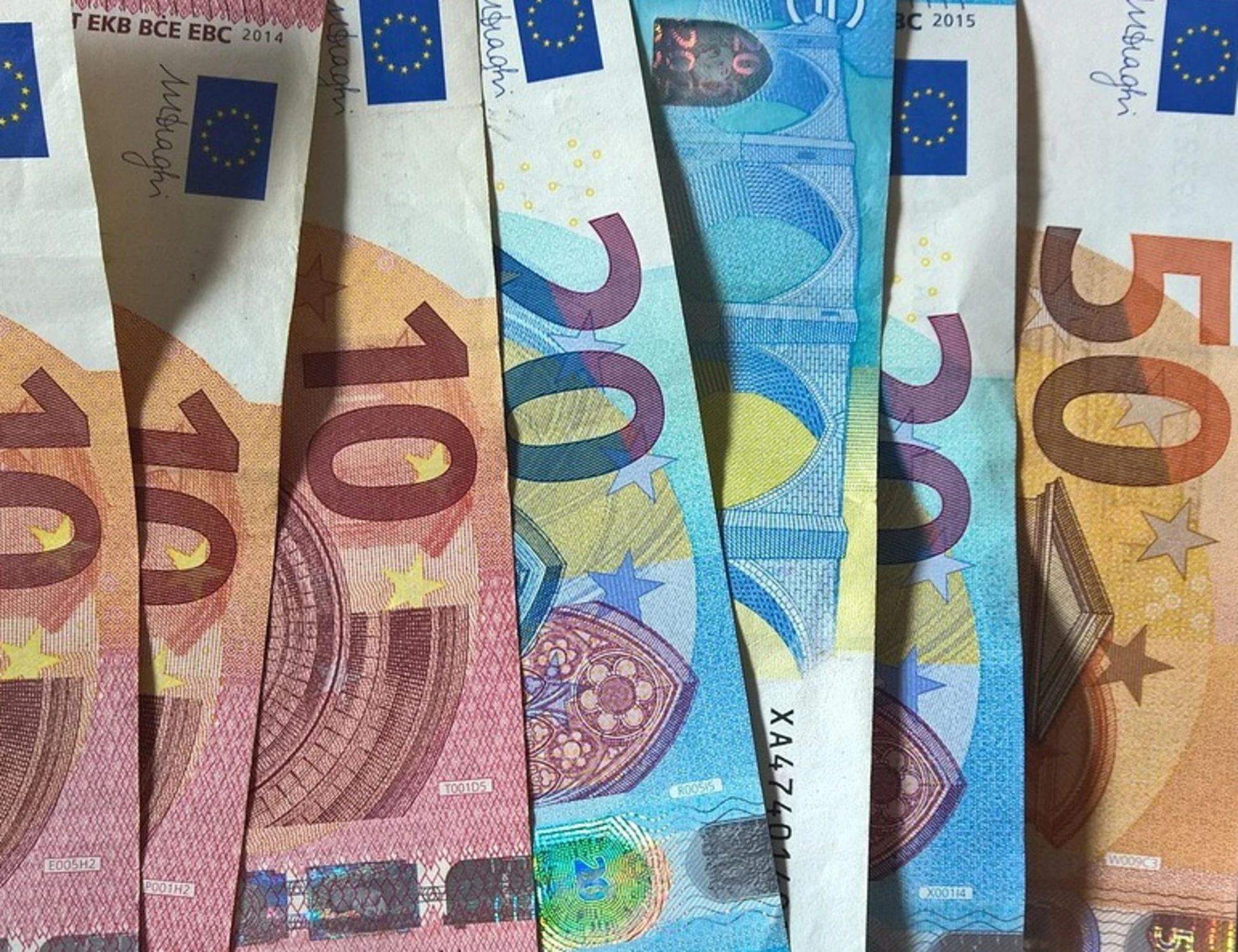 Banconote, come riconoscere quelle false ed evitare le truffe
