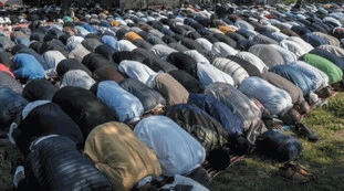 Milano, la sharia in aula e i crocifissi banditi