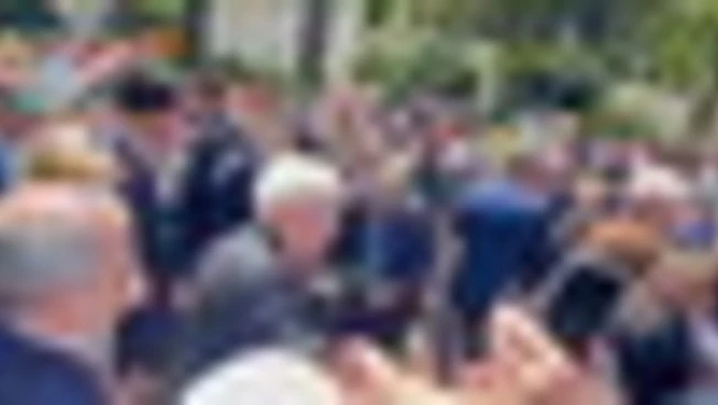 Mattarella incontra i visitatori dei giardini del Quirinale