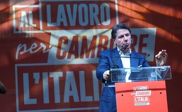 Russia, M5s vota con Vannacci. Poi Conte affonda Schlein dal palco: sinistra in frantumi
