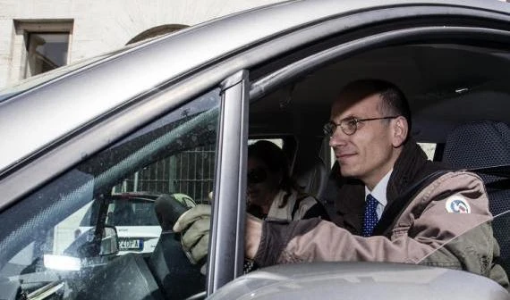 Enrico Letta a bordo della Fiat Ulysse