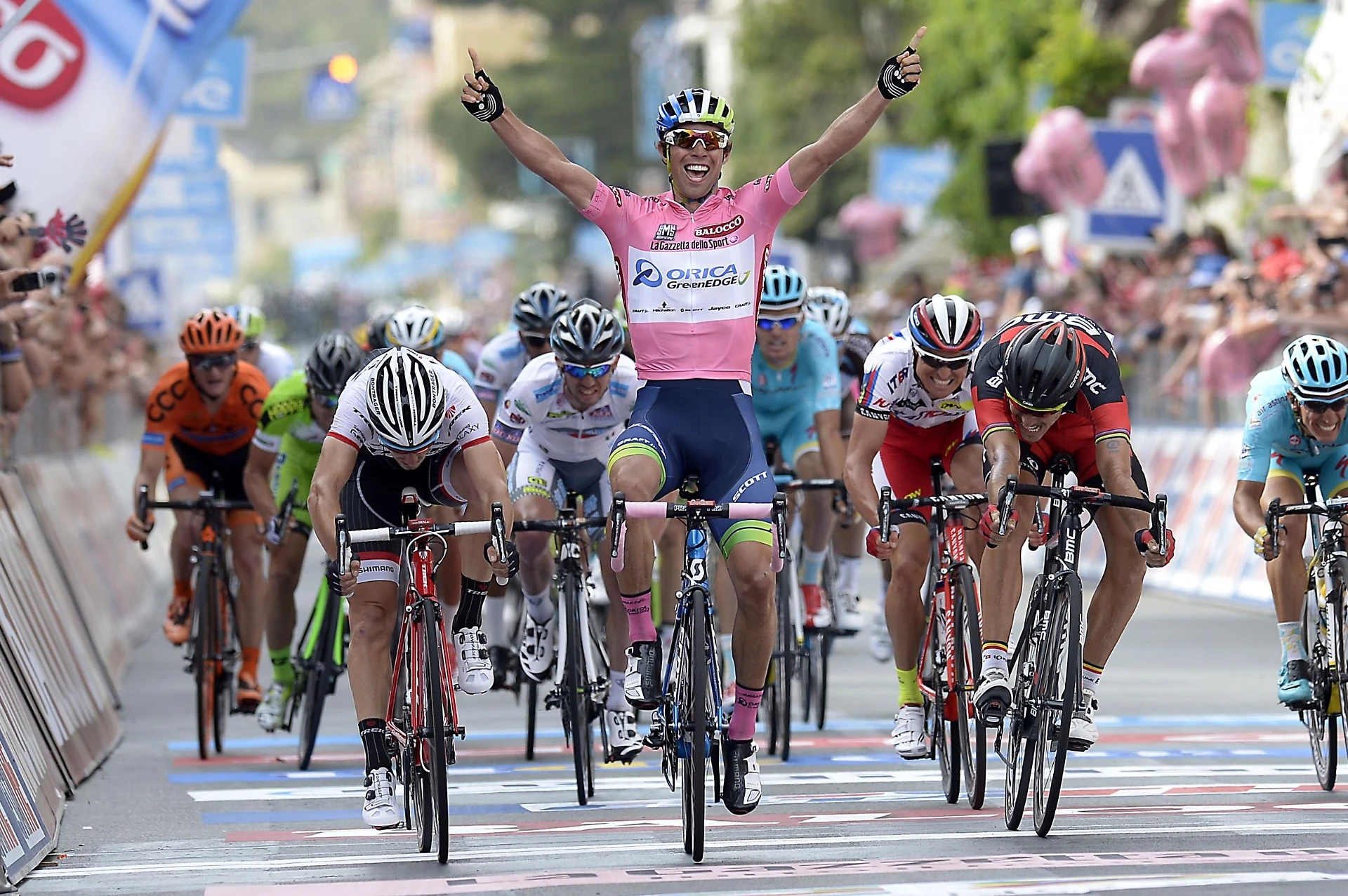Michael Matthews ha vinto la terza tappa del Giro d'Italia con una volata finale e ha conservato la maglia rosa di leader della corsa
