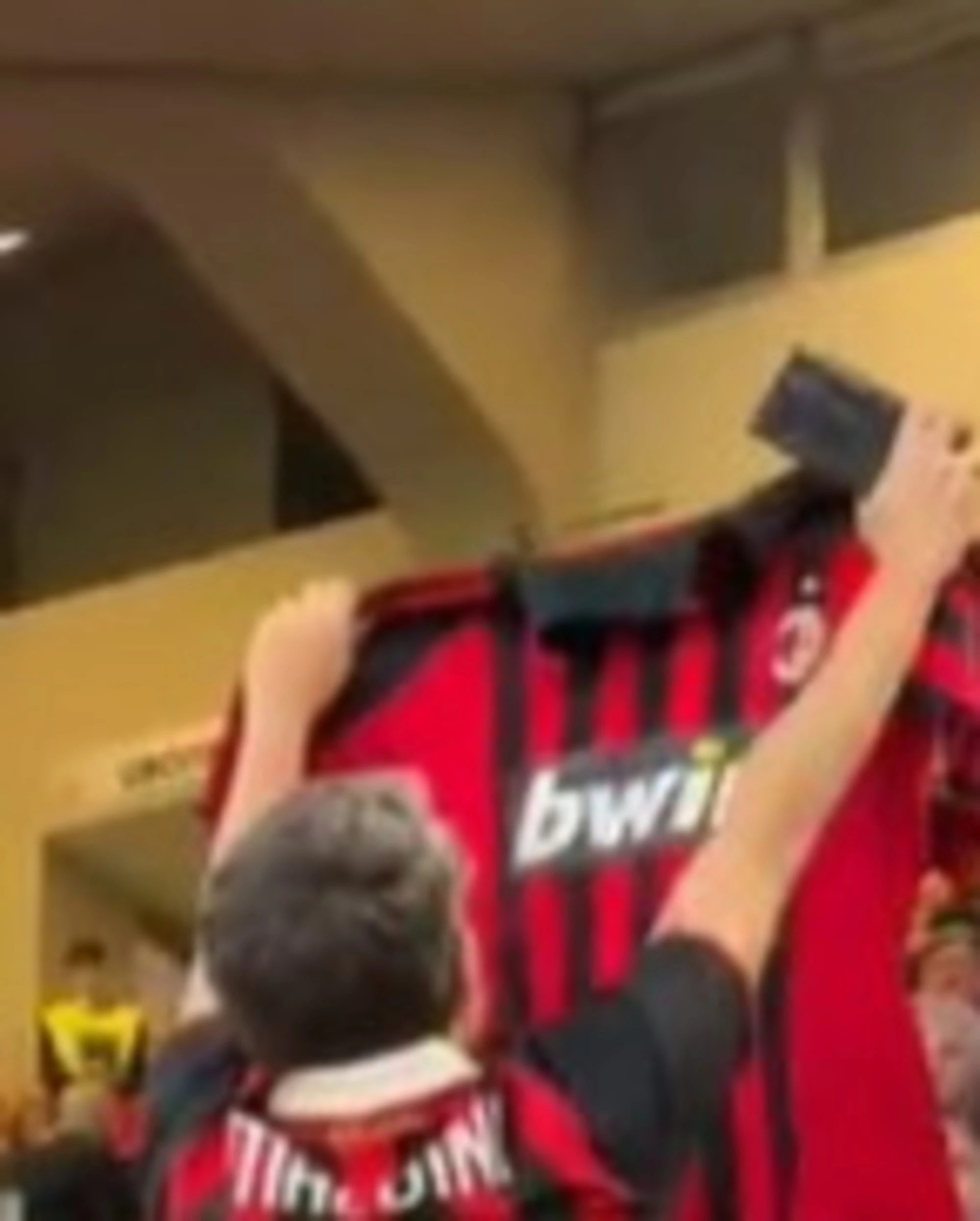 Milan caos, il tifoso contesta "nel nome di Maldini": a San Siro finisce male