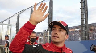 F1, Leclerc e Ferrari dominano in Australia: fuori Verstappen, è delirio Rossa e fuga Mondiale
