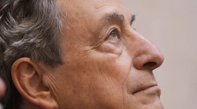 Mario Draghi, il "vaffa" alla Ue con cui si candida a patriota: un messaggio alla Meloni con vista-Colle?