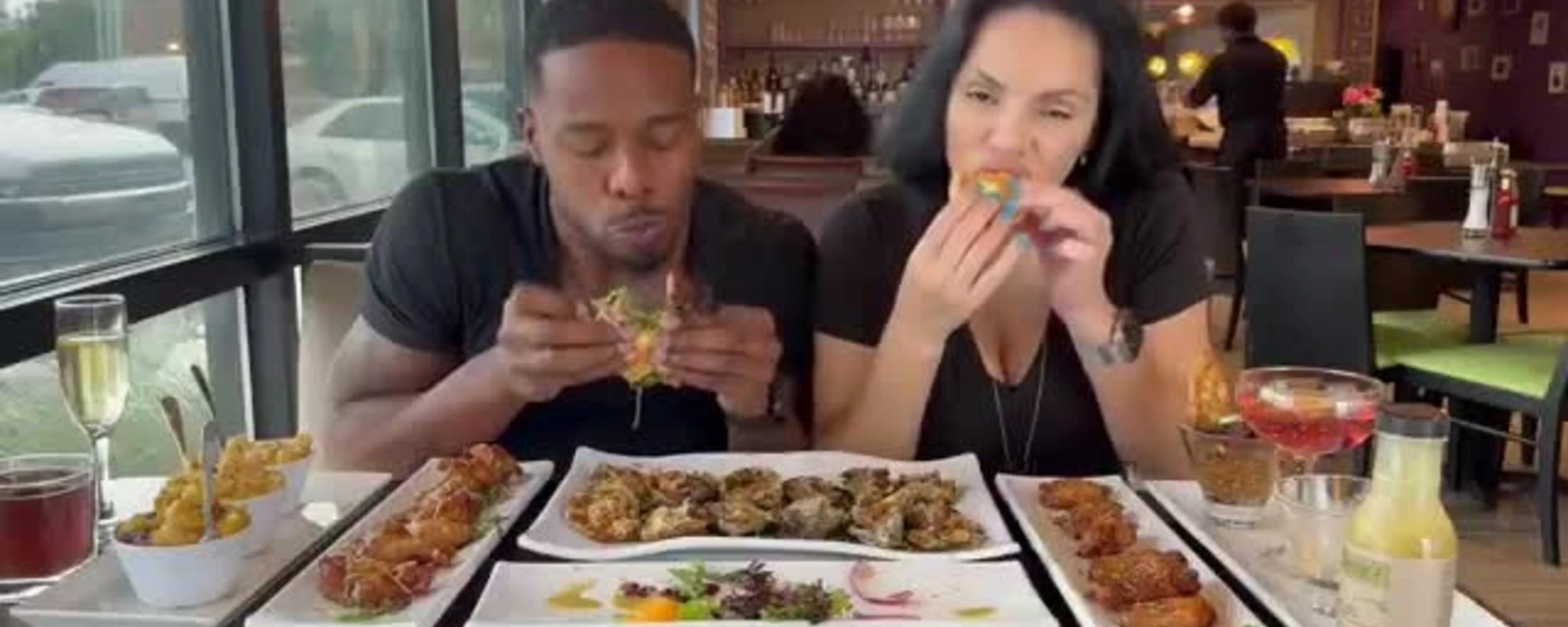 Suv si schianta <br />sull'influencer <br />che mangia <span style="color: rgb(153, 0, 0);">Video</span>