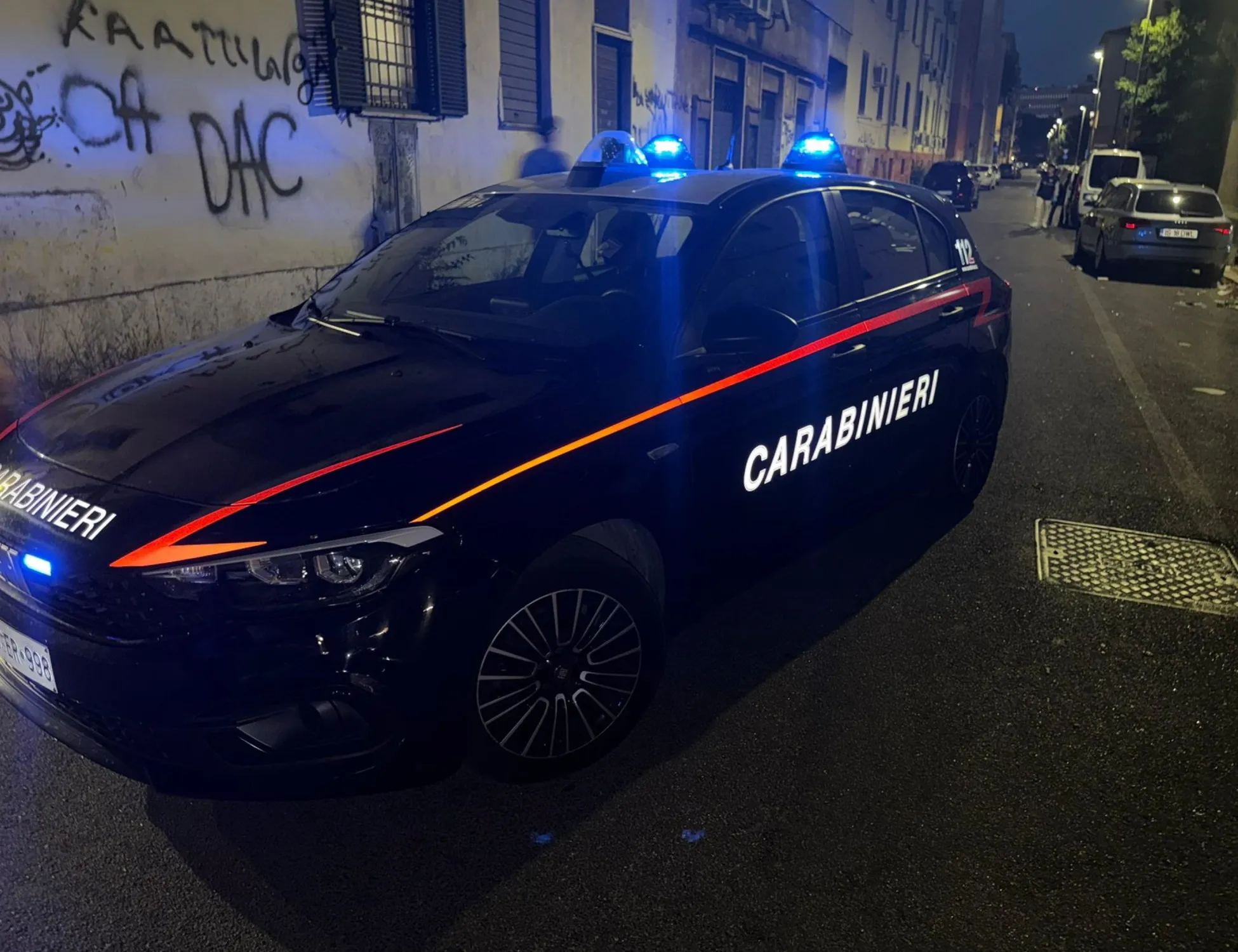 Leggi l'articolo: L'extracomunitario urina sull'auto dei carabinieri? Toga-choc: "Nessun oltraggio"