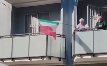 Il video dell'anziana che sventola il Tricolore fa impazzire sinistra e pro-Pal