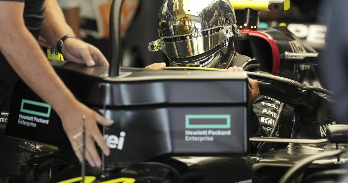 Lewis Hamilton alla Ferrari dal 2025: è ufficiale, svolta nel vertice a porte chiuse