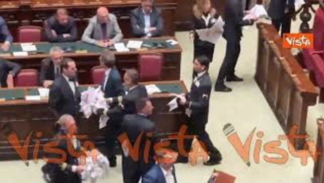 Magi espone enorme scheda elettorale con scritto 'Il tuo voto non conta' alla Camera