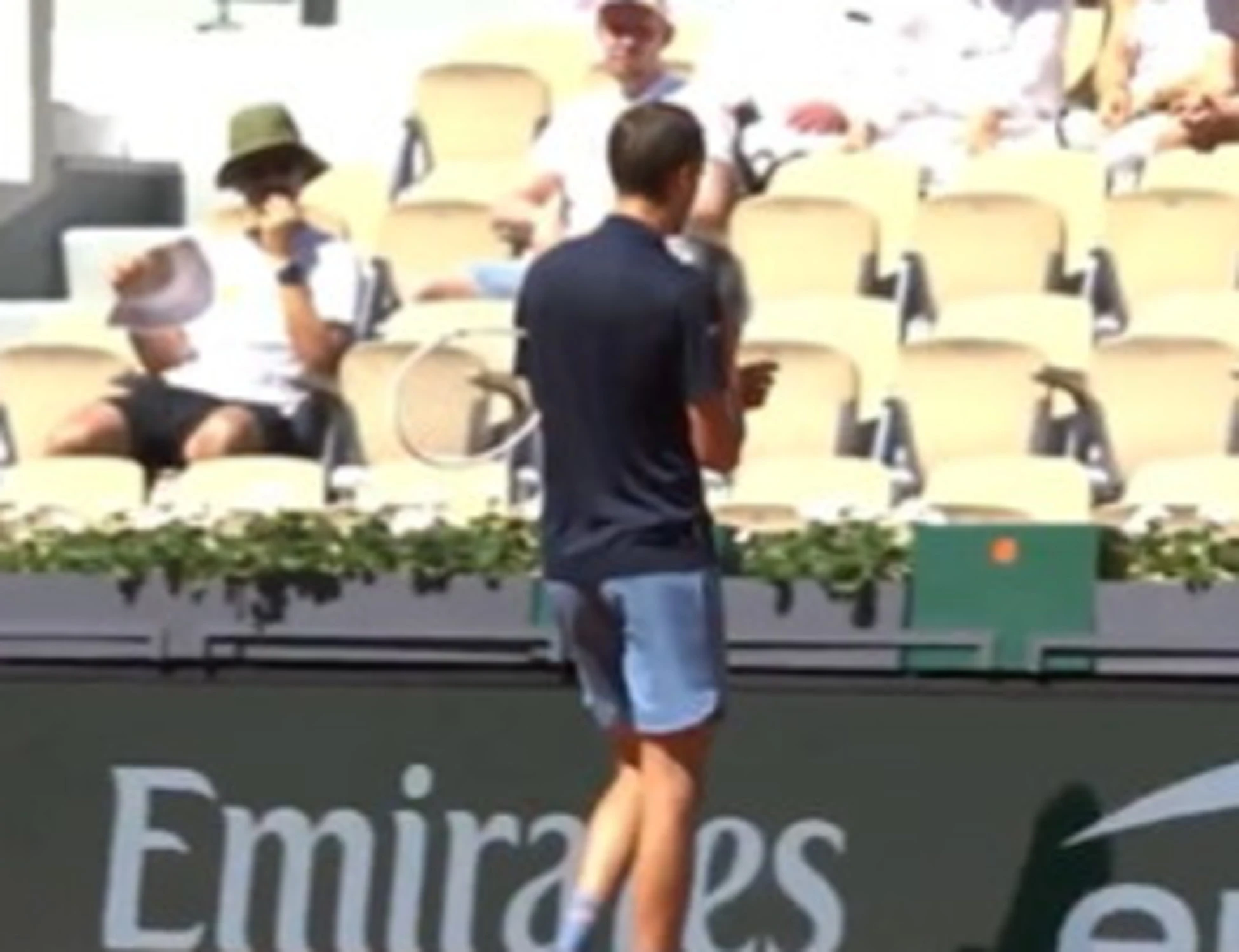 Roland Garros, Medvedev umiliato pure dalla moglie: "Me ne devo andare?"