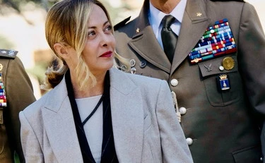 Giorgia Meloni, l'orgoglio davanti ai carabinieri: "La scelta che definisce l'eroe"