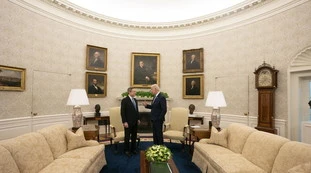 Joe Biden e la domanda a Draghi: "Tu che cosa faresti?". Supermario reagisce così