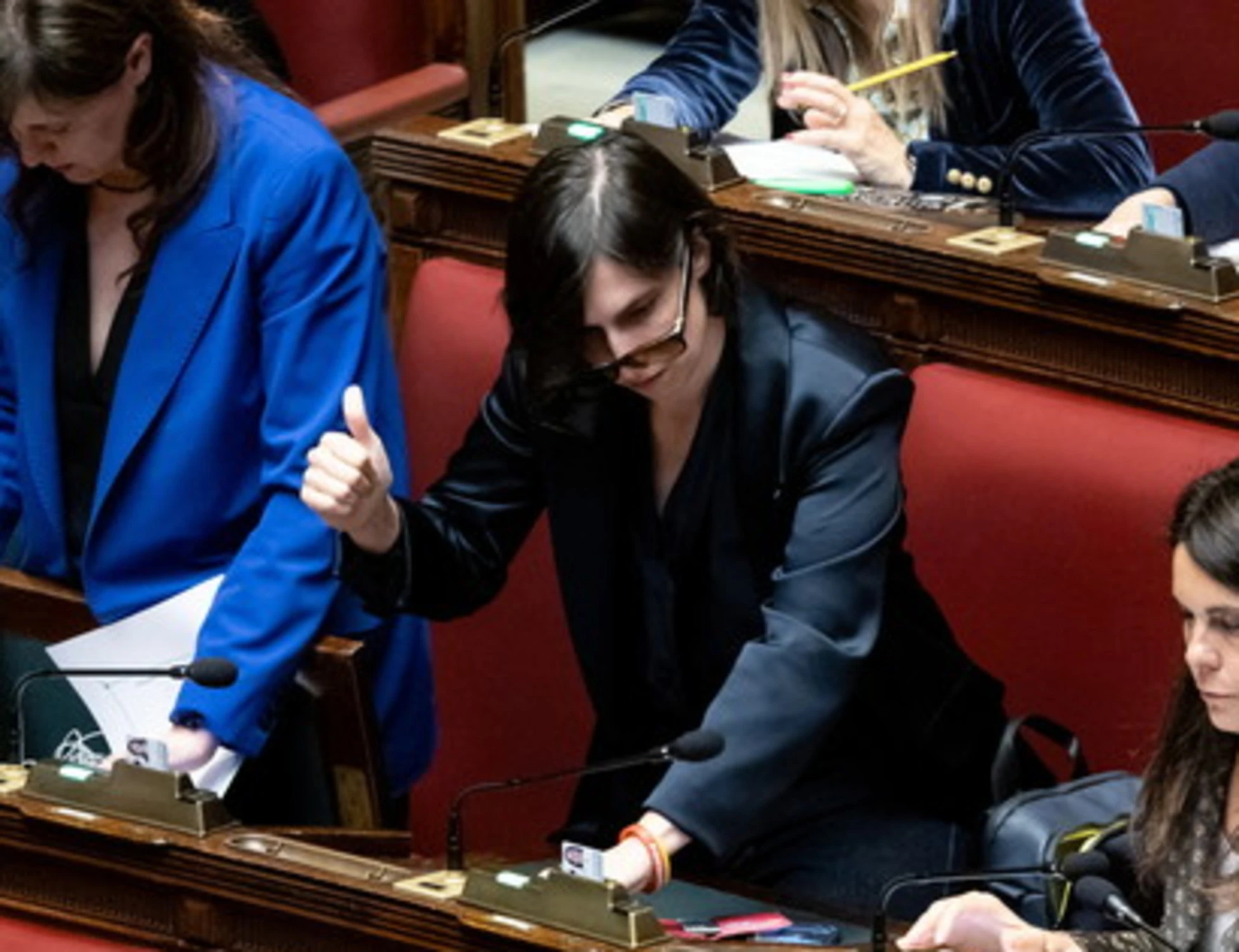 Elly Schlein, "FdI in gita in Albania" e "con la clava": fango su Meloni