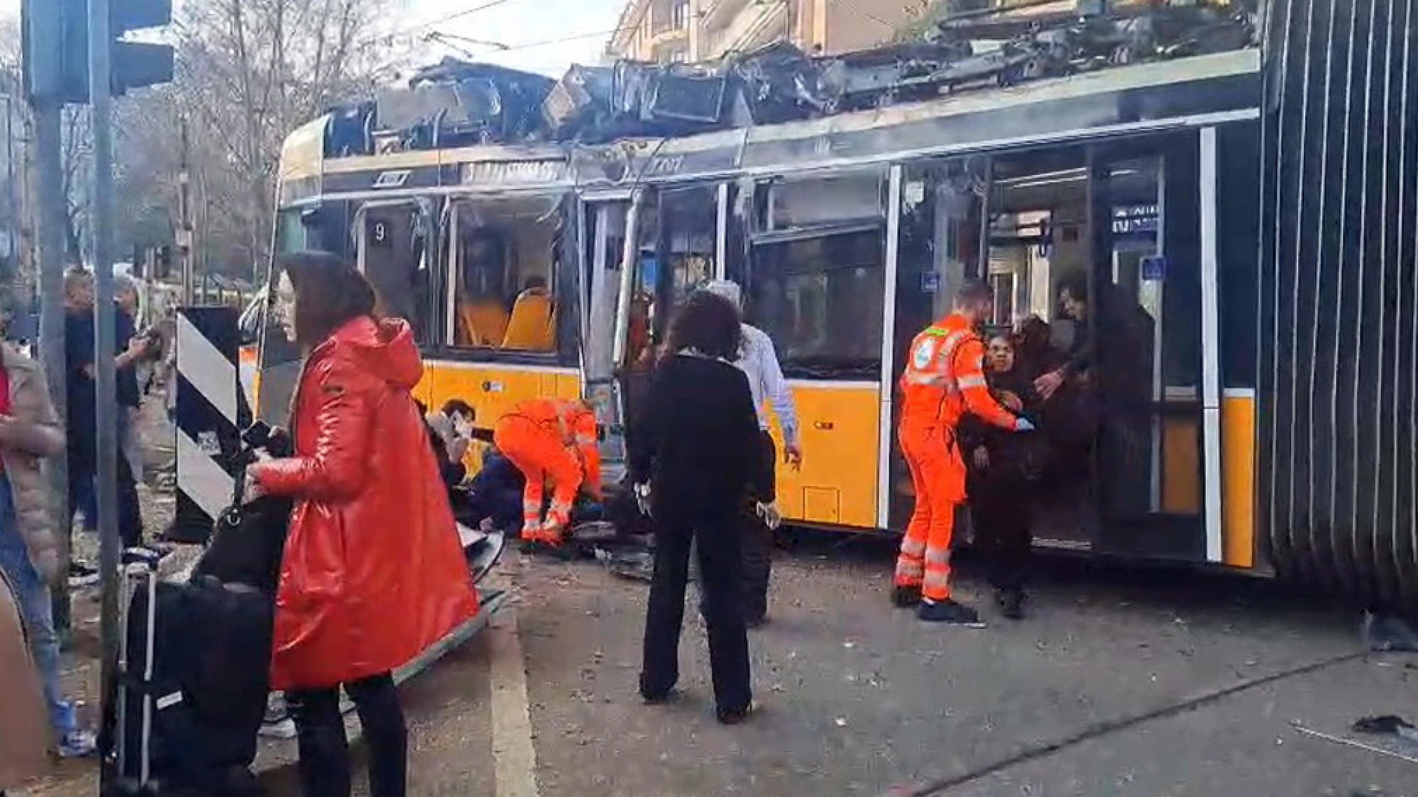 Milano, tram deraglia e finisce contro un palazzo: un morto e 38 feriti