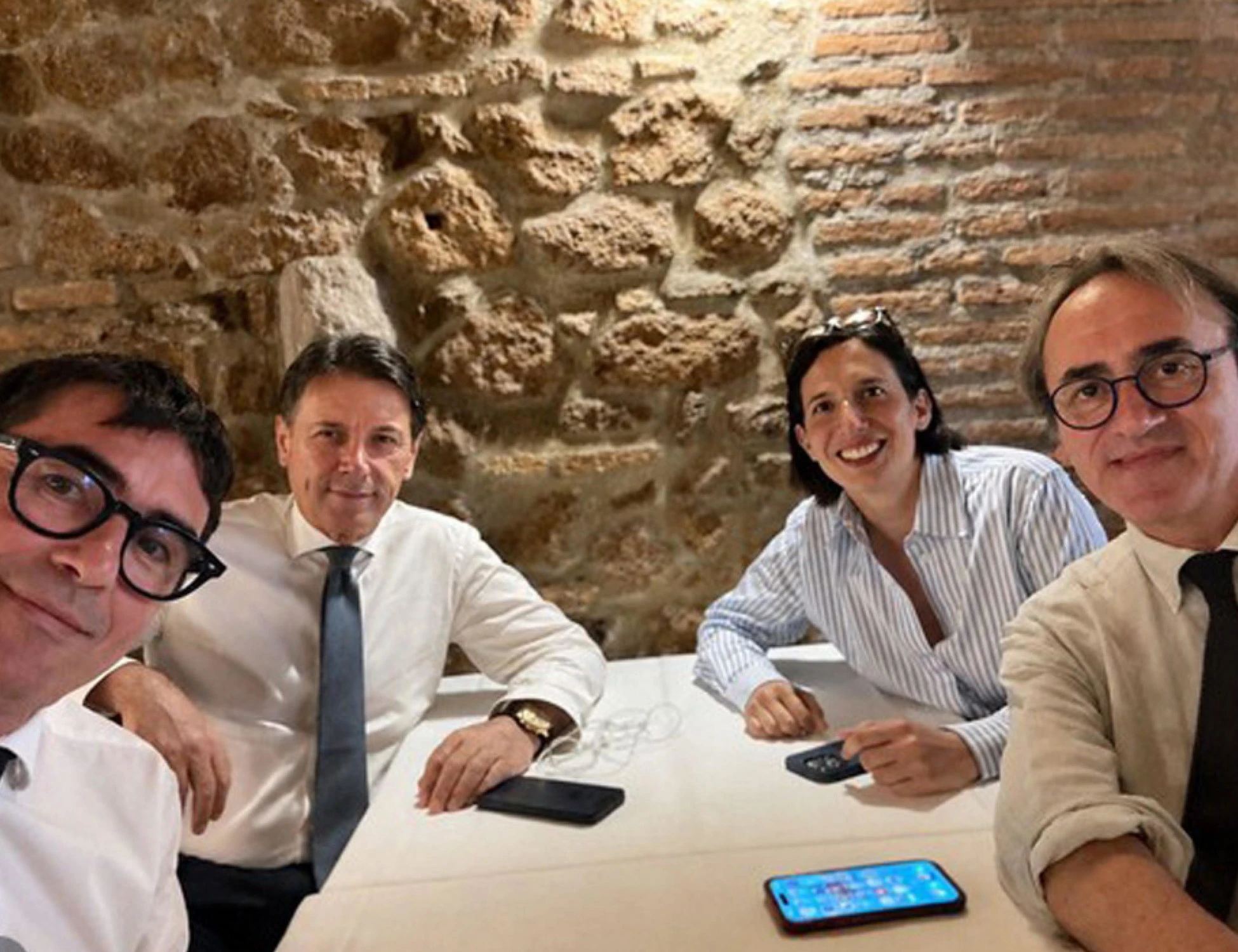 Schlein, la chat Whatsapp che seppellisce il campo largo: cosa spunta