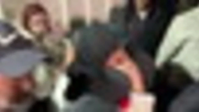 Abitanti di Gaza riabbracciano i loro cari. Nuovi raid israeliani