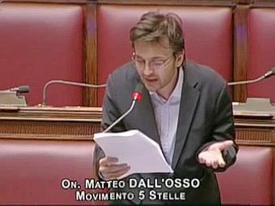 Sfottò in Aula a deputato M5S con sclerosi Blog di Grillo denuncia: "E' una vergogna"