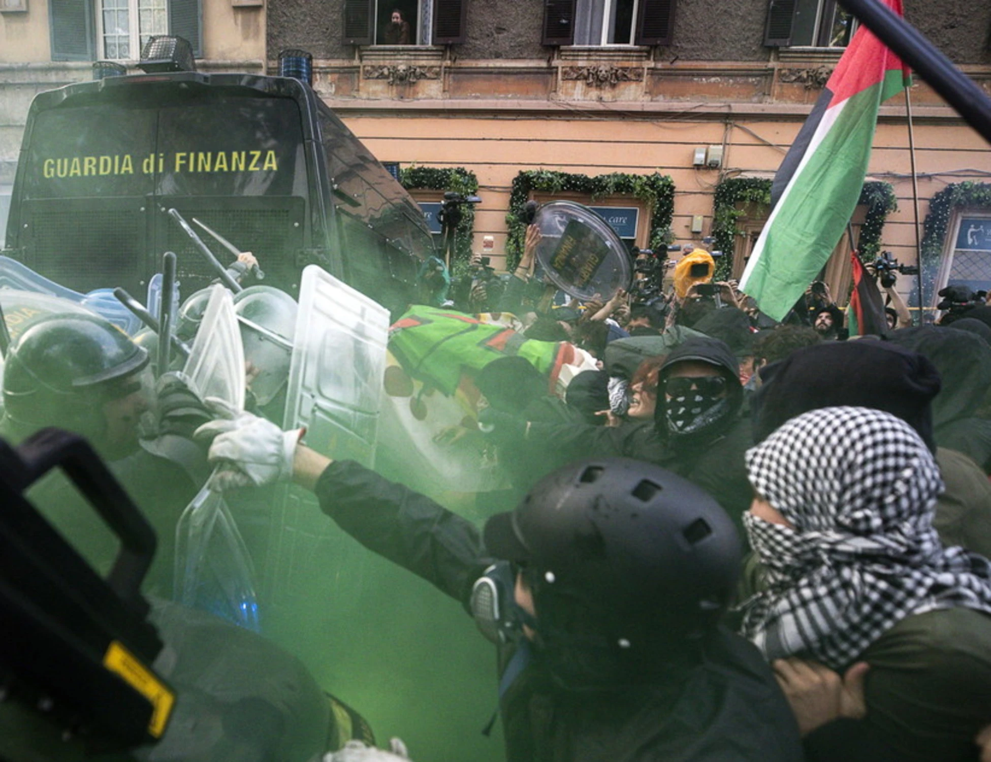 Roma, pro-Pal sfasciano un bar e accusano "i fascisti" di CasaPound? Balle: ecco il verbale