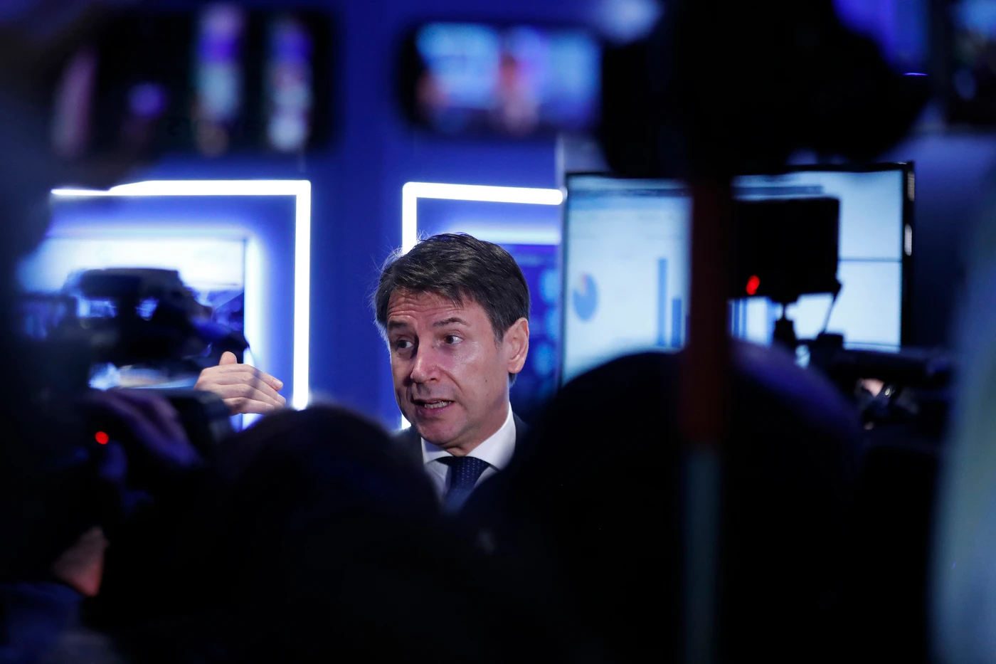 Conte perde la calma fuori dall'aula del Senato: "Che c'entra Di Maio?". Lo scatto di nervi spiega tutto