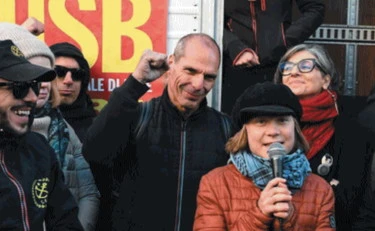 Greta guida il corteo anti-manovra in cui non si parla di manovra
