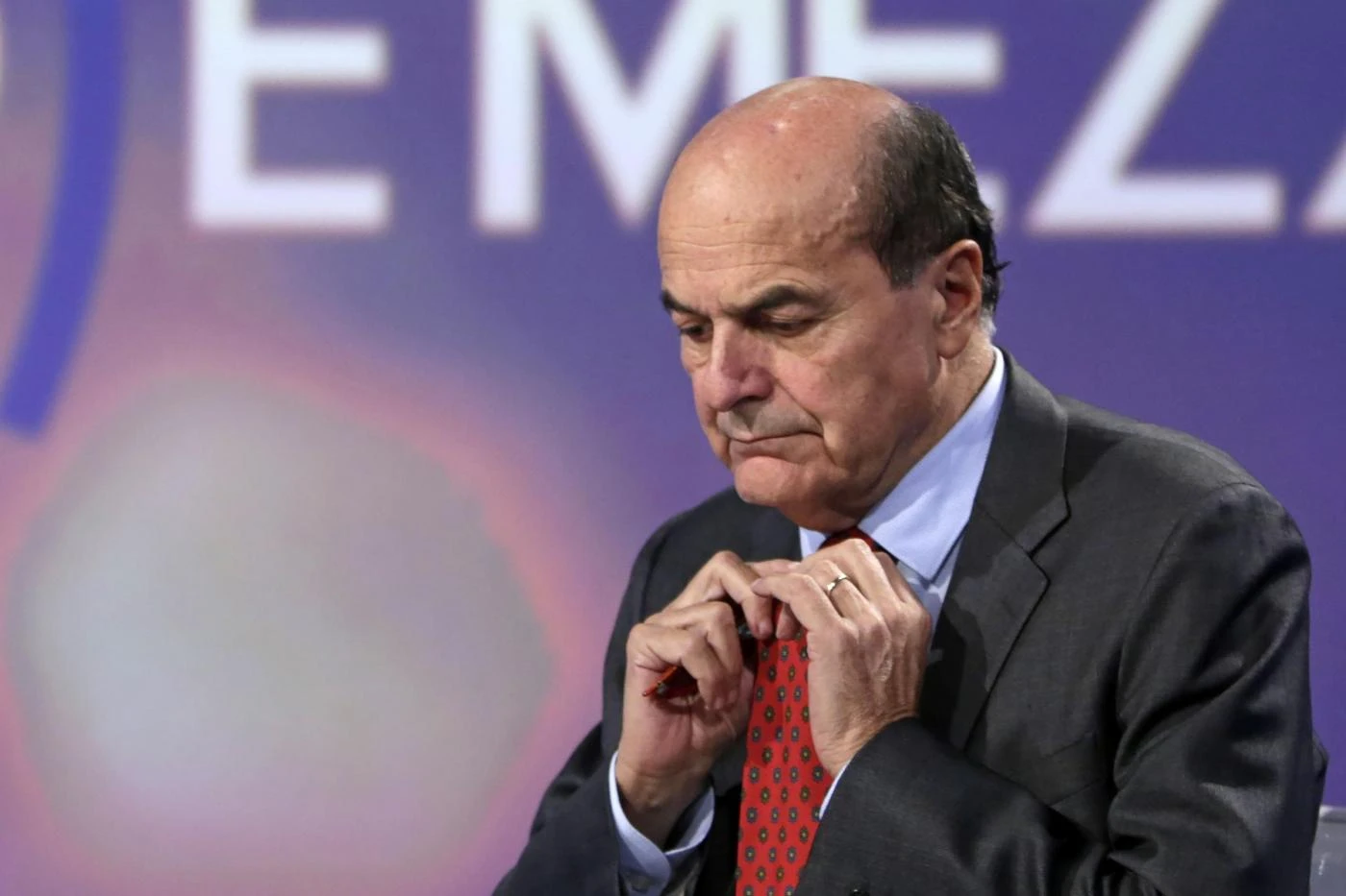 Pier Luigi Bersani terrorizzato da Matteo Salvini, folle proposta al M5s: "Io spingo la carretta e voi..."
