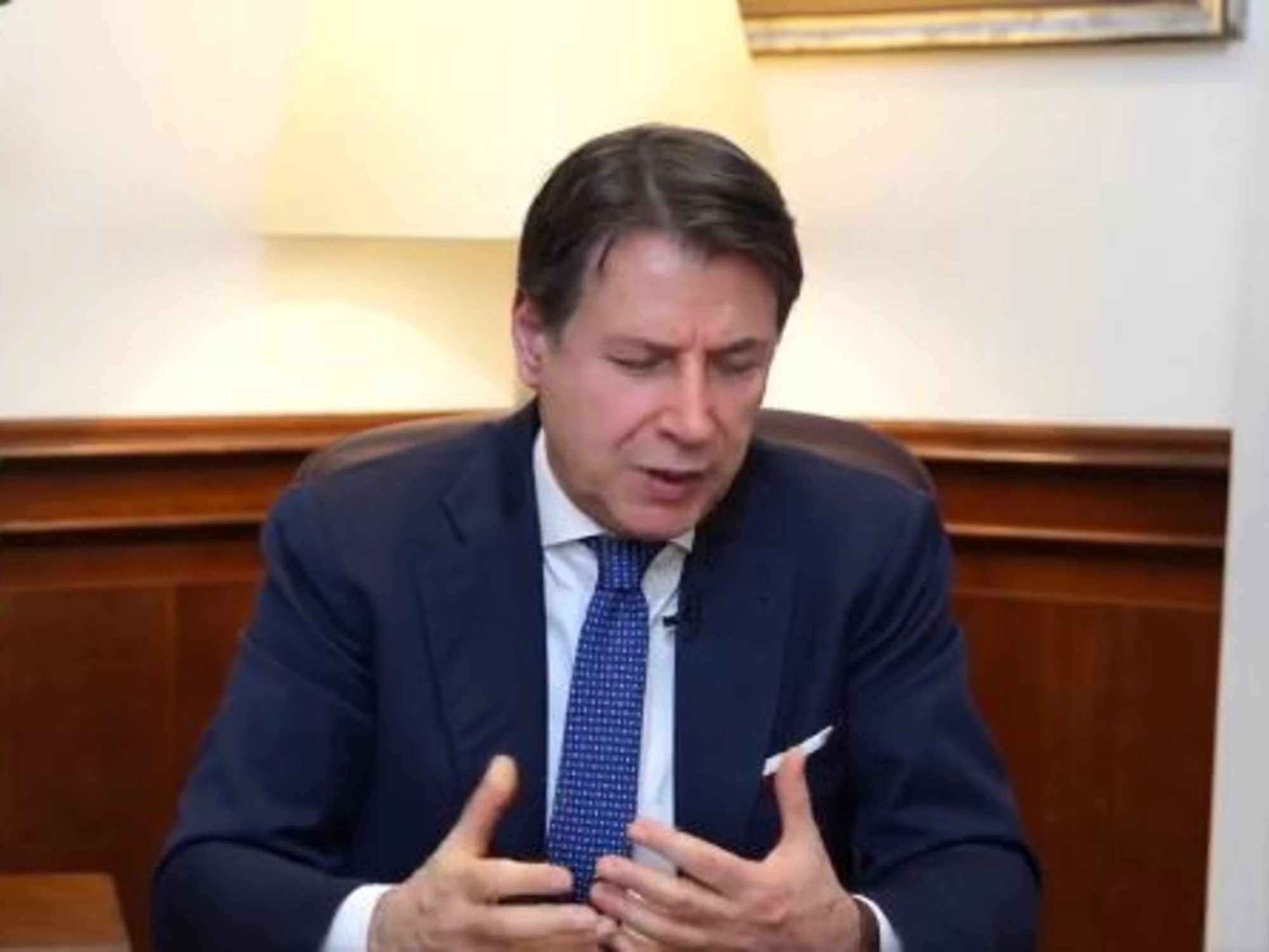 "Perché è andata dai poliziotti?". Conte, il più grave degli insulti a Meloni