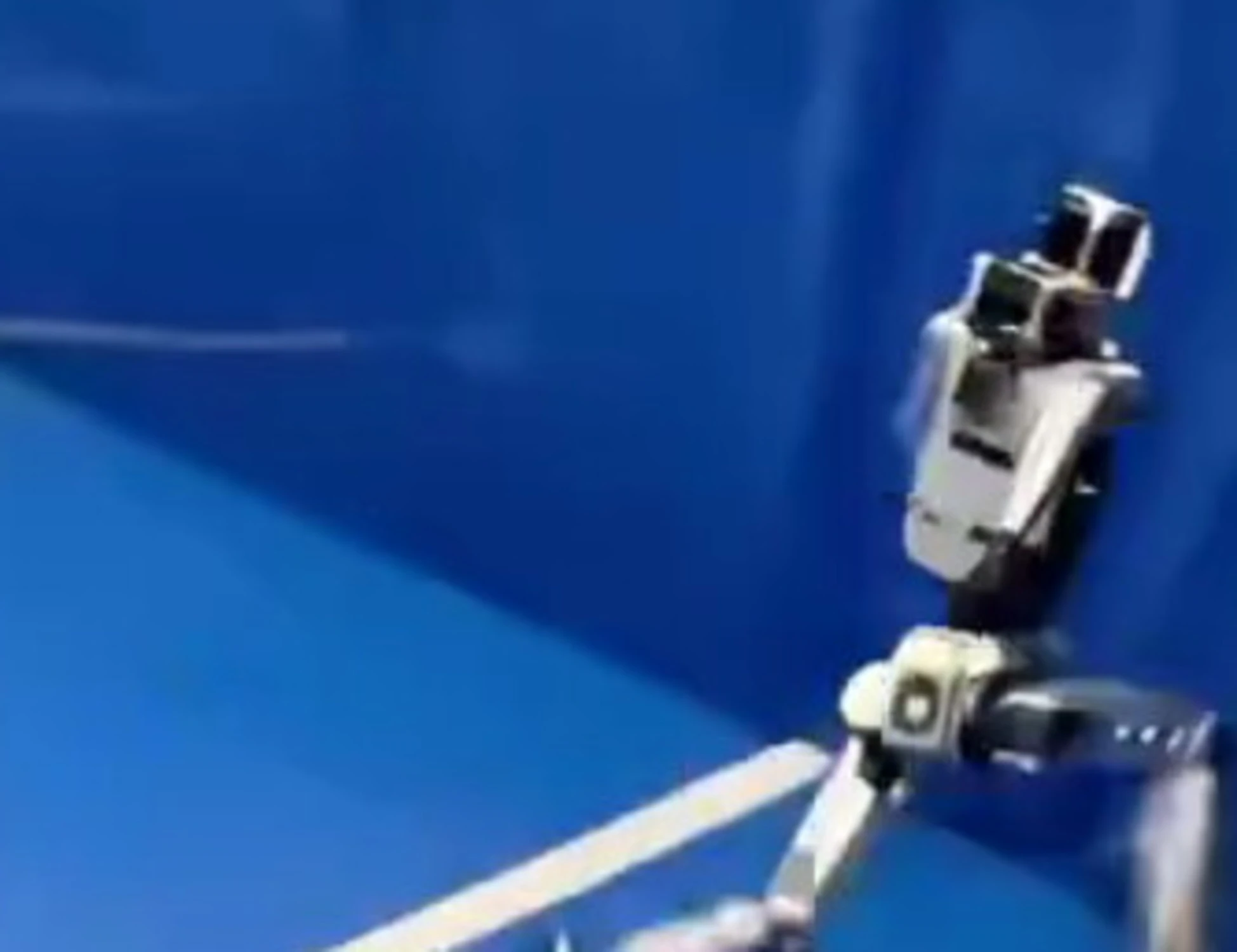 Robot umanoide corre troppo veloce, si schianta ed esplode