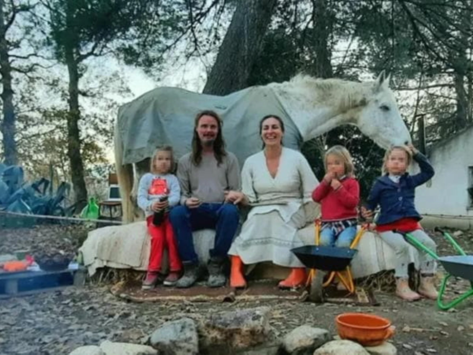 Famiglia nel bosco insultata dalla psicologa, affondo del Garante: il caso  deflagra | Libero Quotidiano.it