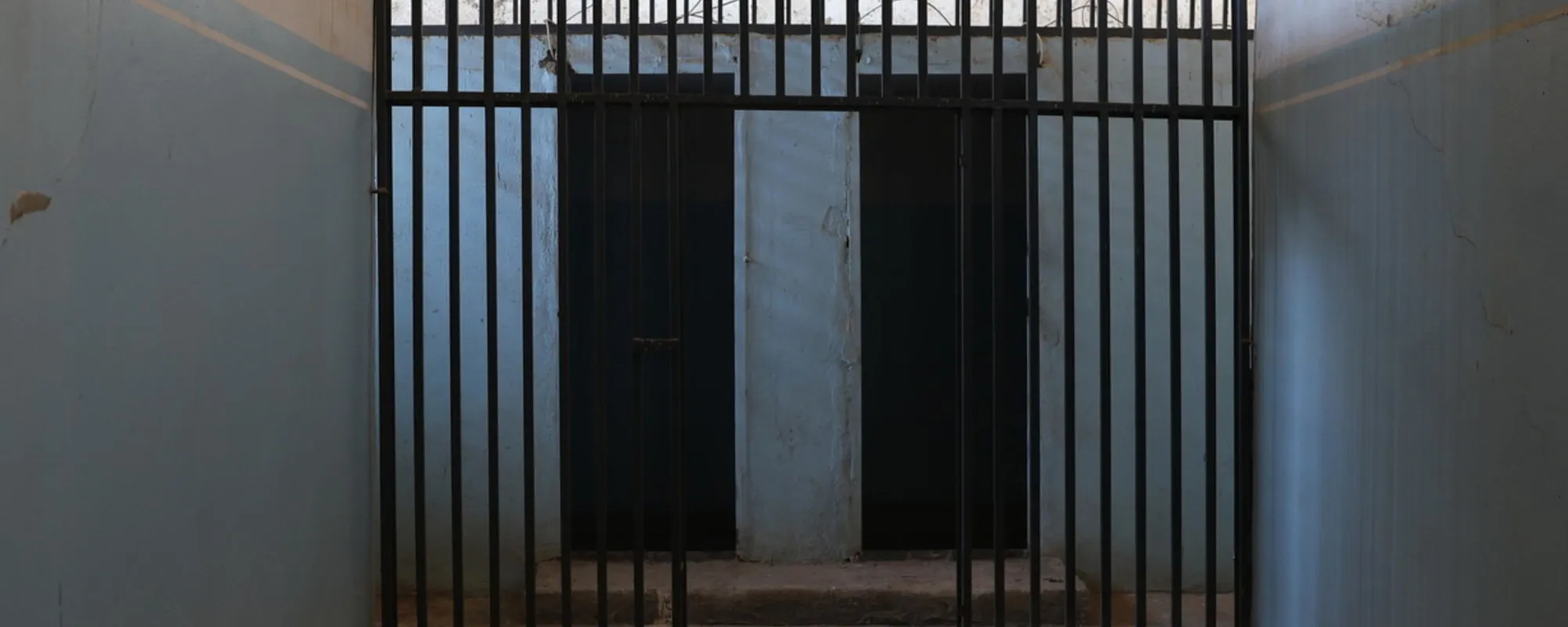 Senza denti, non può mangiare, a 87 anni sbattuto in carcere per un furto: il caso spacca l'Italia