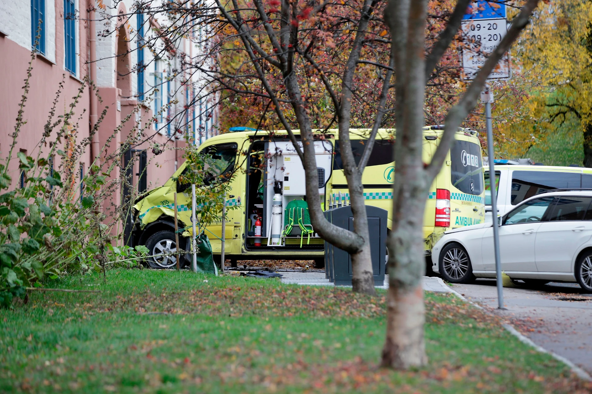 Oslo, uomo armato ruba ambulanza e travolge i passanti: diversi feriti, anche un bimbo