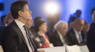 Giuseppe Conte fregato da Merkel e Macron? Recovery Fund, cosa non torna a FdI: "I soldi previsti erano il doppio"