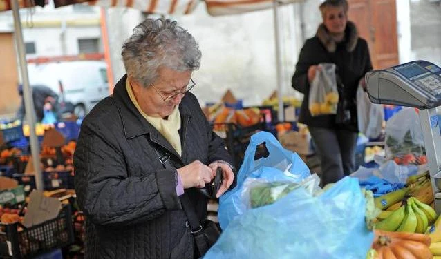 Confindustria, gli italiani risparmiano su tutto, cala la spesa per pane e visite mediche